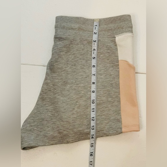 Reebok Women Size XL Grey Heather Colorblock Shorts Relax Drawstring Running - Picture 5 of 12